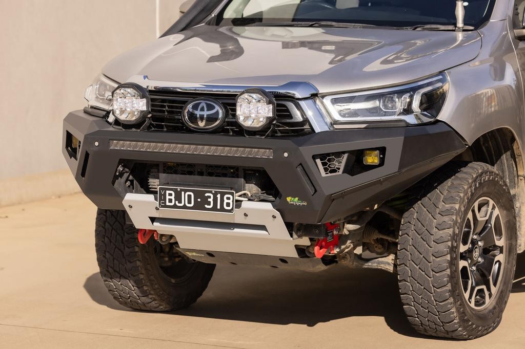 BULLBAR IRONMAN PARA TOYOTA HILUX 2023+ (ROGUE SR) MODELO RAID  -